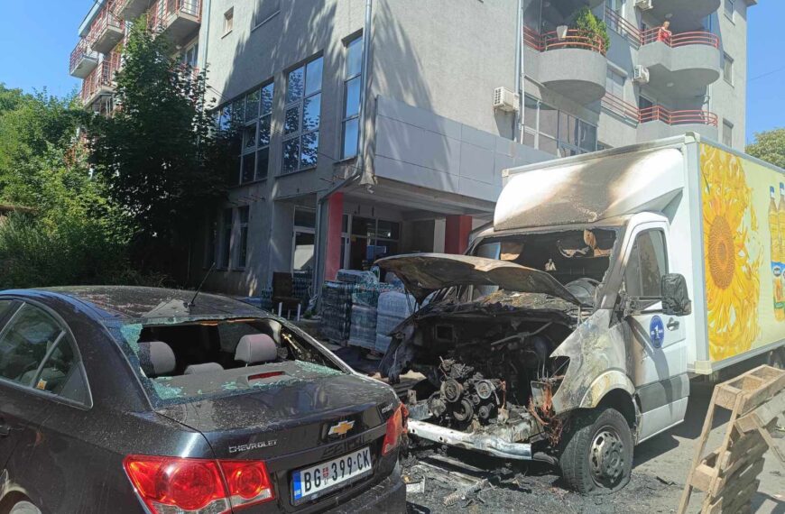 Snažne detonacije u Mitrovici: Oštećena dva kamiona i automobil