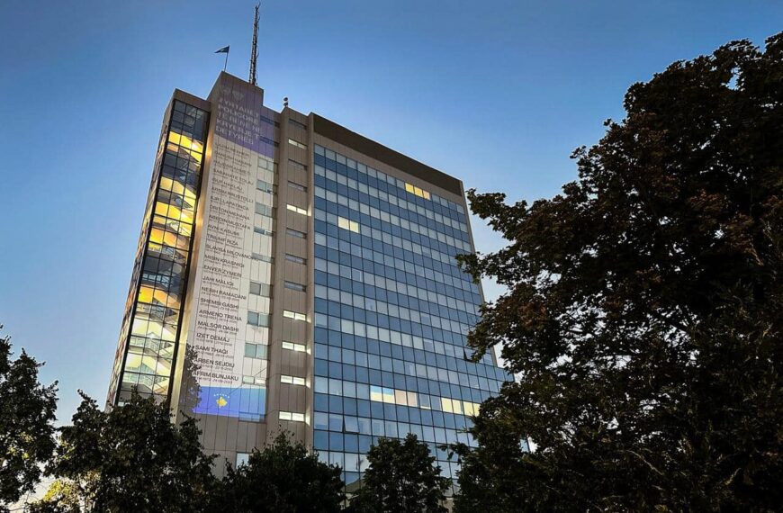 Zgrada Kosovske vlade osvetljena imenima 23 poginula kosovska policajca