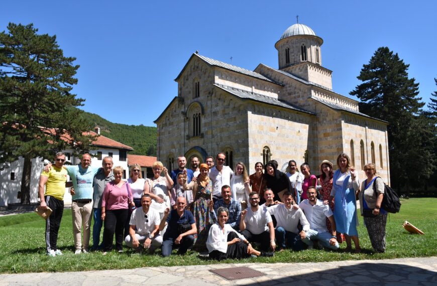 Poklonici iz svih krajeva u Visokim Dečanima