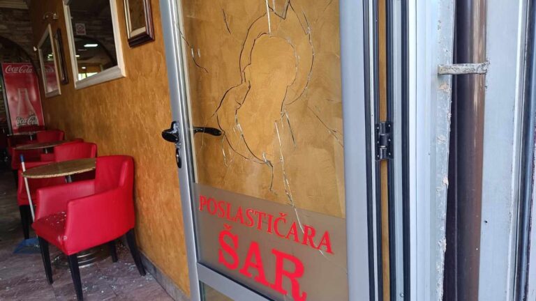 Svečlja osudio napad Molotovljevim koktelom na poslastičarnicu u severnom delu Mitrovice