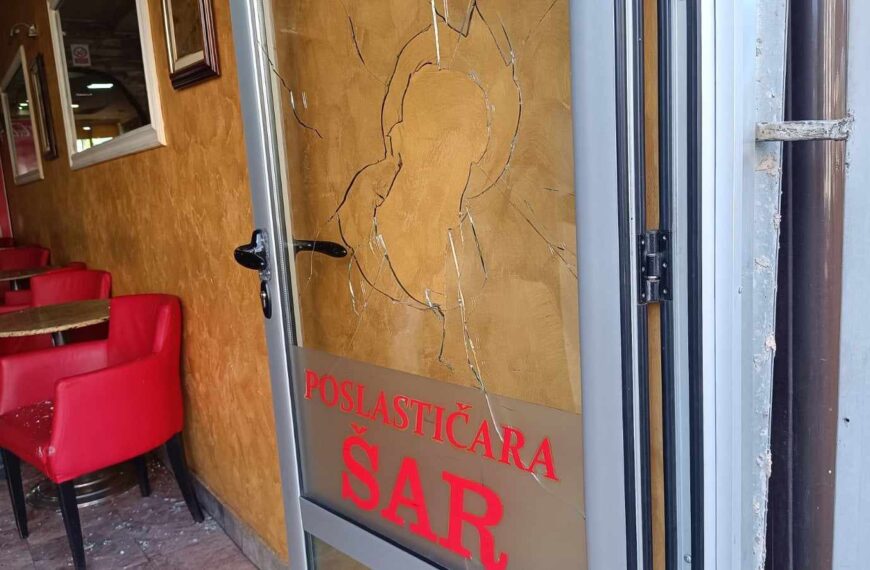 Svečlja osudio napad Molotovljevim koktelom na poslastičarnicu u severnom delu Mitrovice