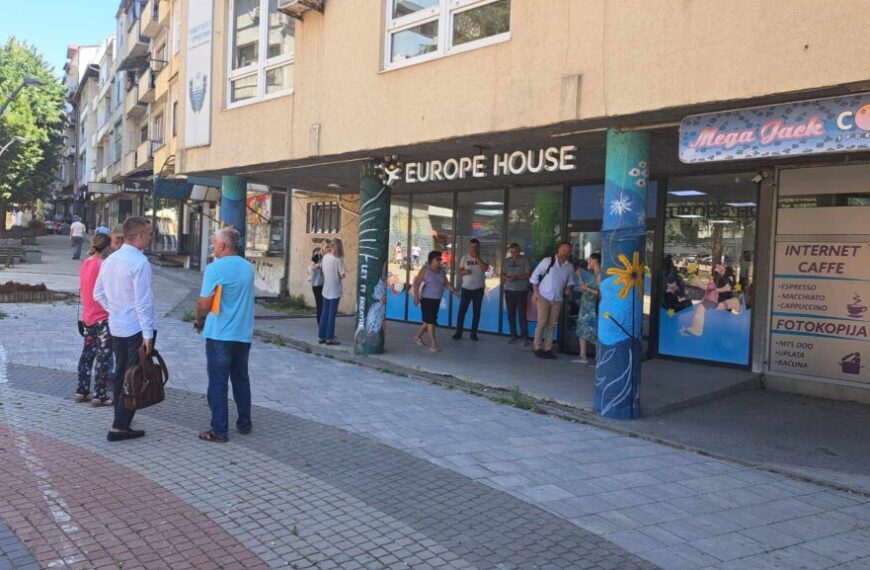 Sastanak u Mitrovici: Agencija za imovinu pozvala građane da napuste stanove – odluka konačna