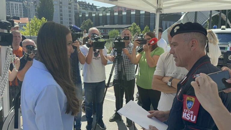 Žene sa severa Kosova predale pismo komandantu KFOR-a – traže sprečavanje otvaranja mosta na Ibru