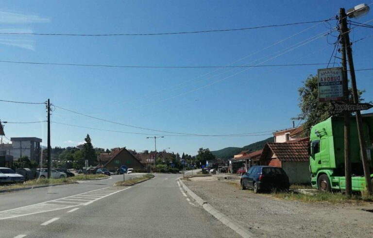 Požar na zgradi robne kuće u Leposaviću, brzo lokalizovan