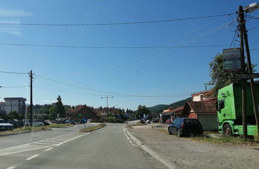 Požar na zgradi robne kuće u Leposaviću, brzo lokalizovan