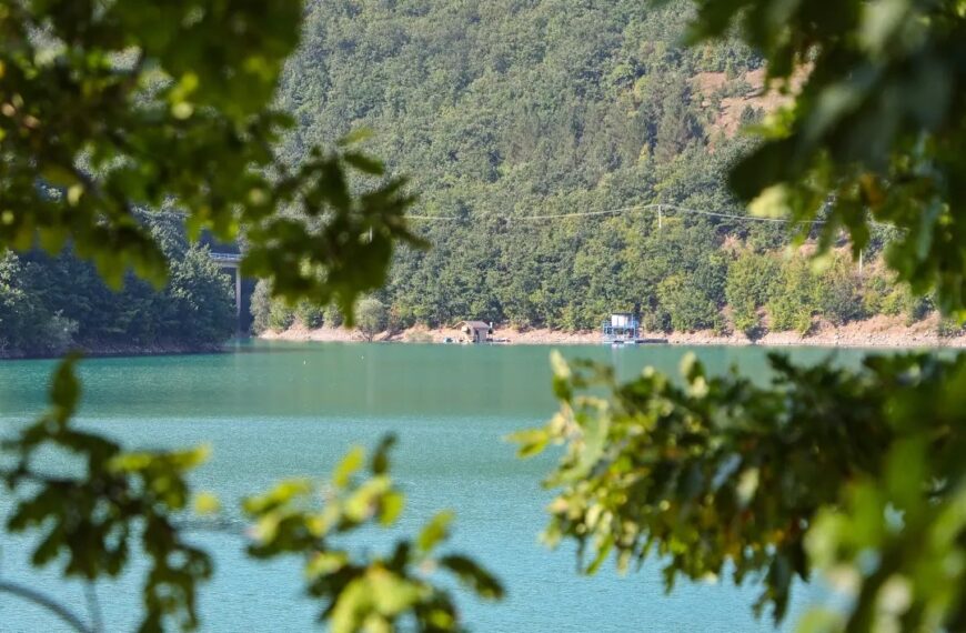 Vilu Milana Radoičića na Gazivodama čuvaju oklopna vozila, za Albance uređuju plažu i parking