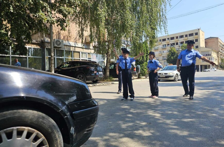 Mališani u severnom delu Mitrovice kao saobraćajni policajci