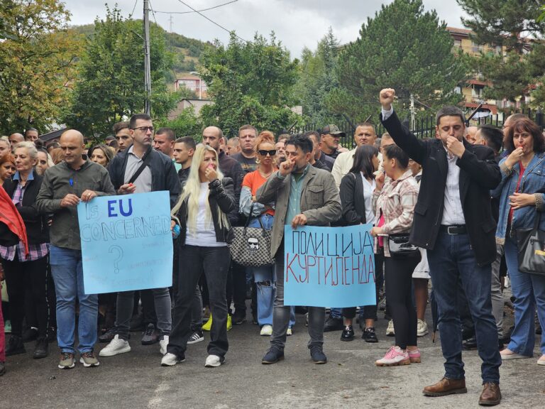Protest građana ispred policijske stanice u severnom delu Mitrovice zbog hapšenja mladića