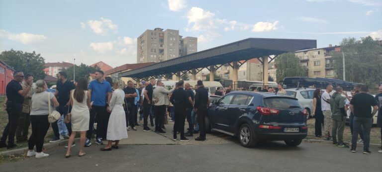 Radnici srpskih institucija i danas pred zatvorenim objektima:&hellip;
