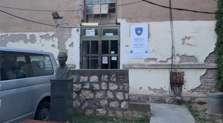 Tabla kosovskog MUP-a na zgradi JKP-a u Zvečanu