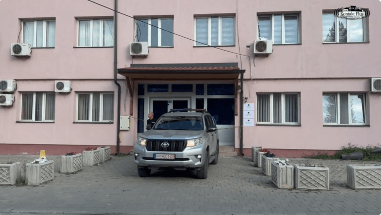 Natpisi kosovskih institucija na objektima srpskih ustanova u severnom delu Mitrovice