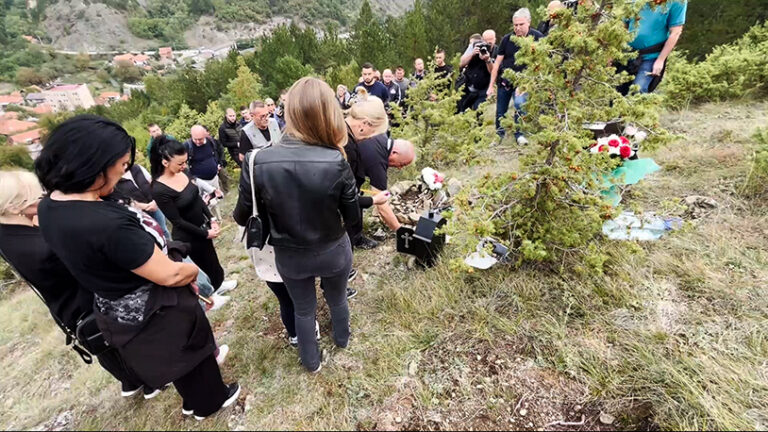 Članovi porodice ubijenog Nedeljkovića upalili sveće na mestu njegovog stradanja
