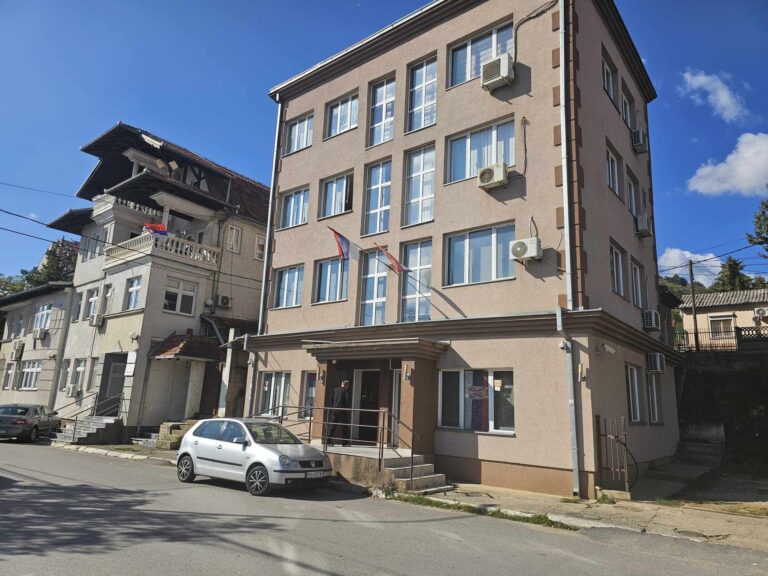 Kosovska policija ne zauzima zgrade srpskih institucija u severnom delu Mitrovice