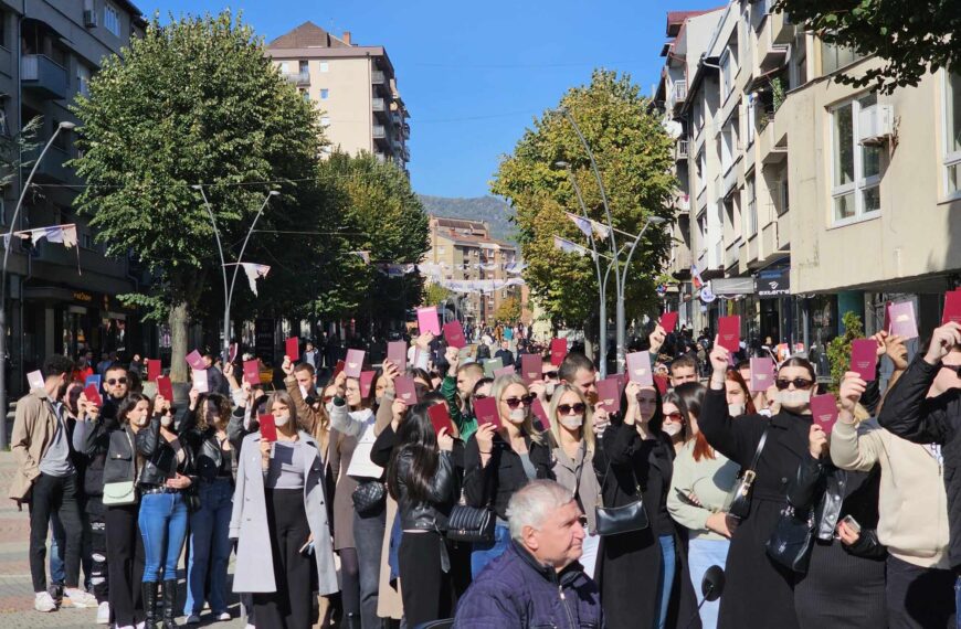 Studenti Prištinskog univerziteta protestovali u Mitrovici sa flasterima preko usta