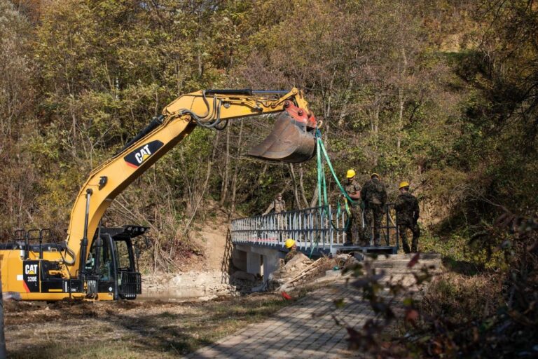 Kfor u Zubinom Potoku postavio most preko Ibra