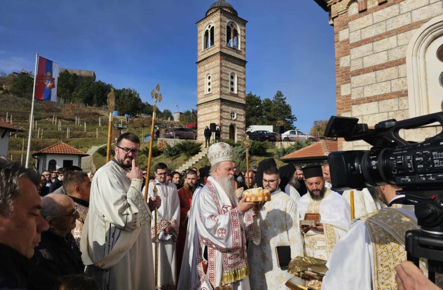 Mitropolit Teodosije na Mitrovdan u Kosovskoj Mitrovici: Ovaj grad nije slobodan za nas hrišćane, čekamo Božju pomoć i bolje vreme