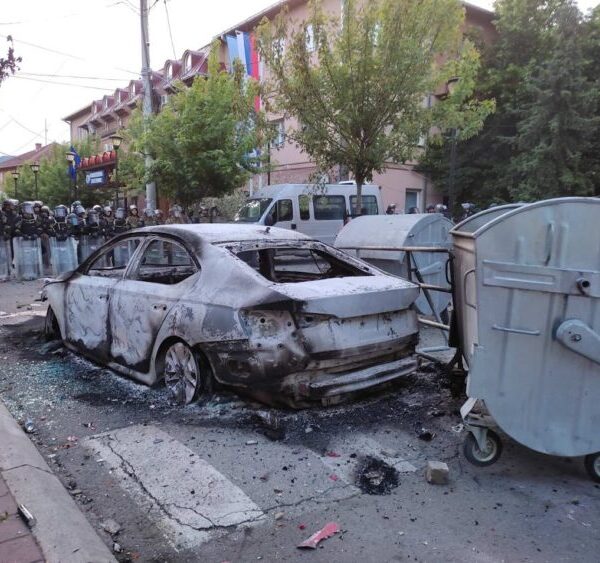 Nemiri Zvecan 29. maj, KFOR i zapaljen auto