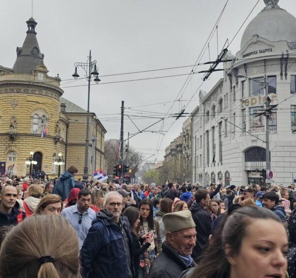 Studenti na Slaviji se obraćaju…