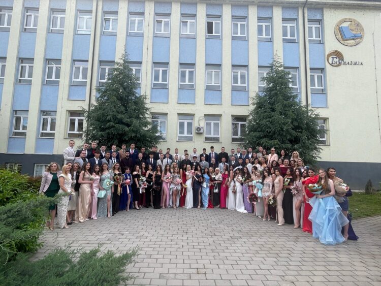 Matursko veče gimnazijalaca u Kosovskoj Mitrovici