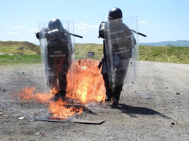 Albanski i mađarski vojnici Kfora na vežbi protiv straha od požara