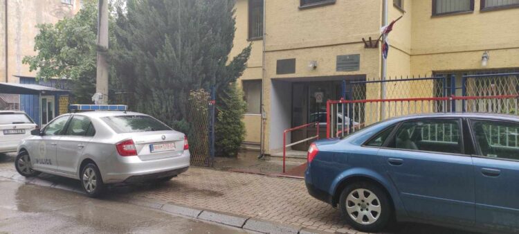 Kosovska policija u prostorijama Filijale Nacionalne službe za zapošljavanje u Severnoj Mitrovici