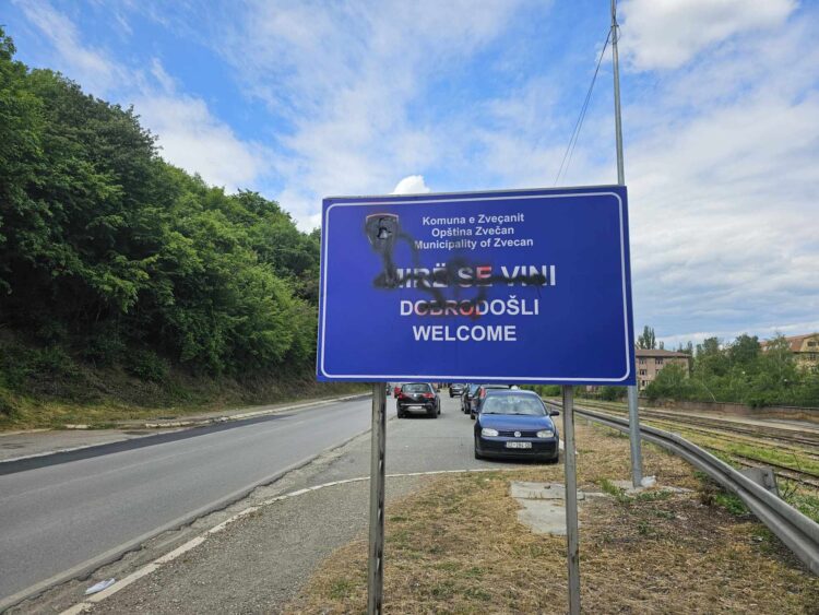 Oštećena tabla sa natpisom „Dobrodošli“ i „SreČan put“ u Zvečanu