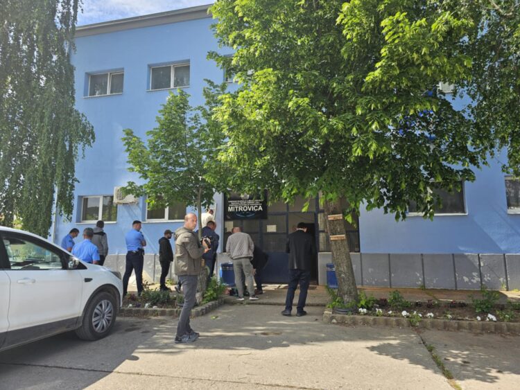 Na zgradi JP Vodovod – Ibar u Severnoj Mitrovici, tabla i zastava Regionalnog vodovoda iz Južne Mitrovice