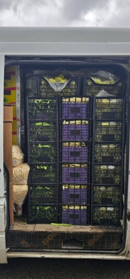 Policija i Kfor zaustavili sedam vozila sa robom kod Leposavića