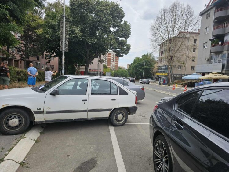 Severna Mitrovica: Opomene zbog parkiranja, stanari nezadovoljni; policija tvrdi da postupa po odluci Opštine