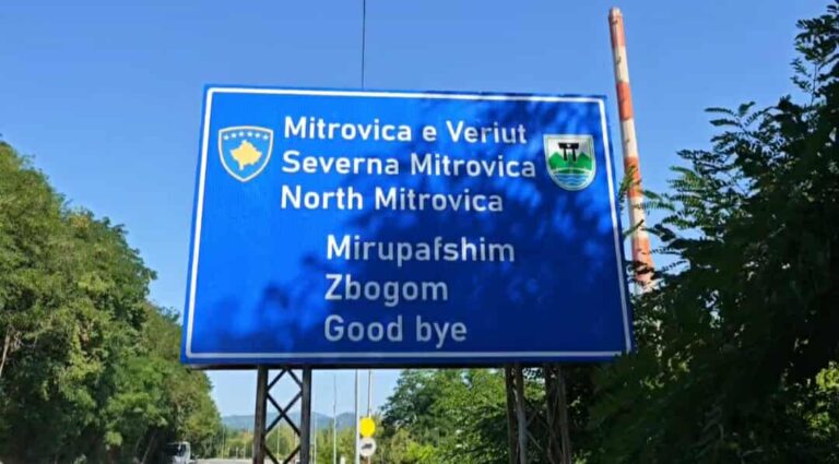 Nova tabla na ulazu u Severnu Mitrovicu zamenila ćiriličnu – sa više jezičkih i pravopisnih grešaka
