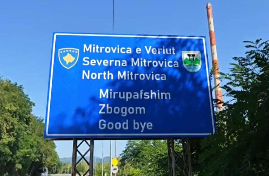Nova tabla na ulazu u Severnu Mitrovicu zamenila ćiriličnu – sa više jezičkih i pravopisnih grešaka