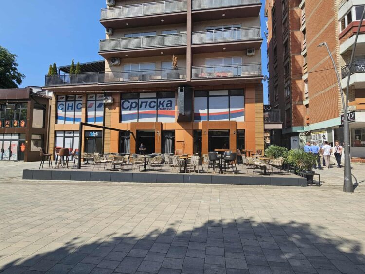 Uklanja se bašta kafe bara „Vuk“ u centru Severne Mitrovice
