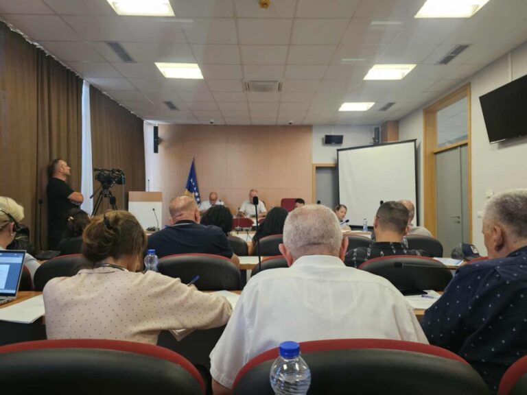 Severna Mitrovica: Promena namene zemljišta za novu školu u Mikronaselju i „zaštita opštinskih simbola“ među odlukama odbornika