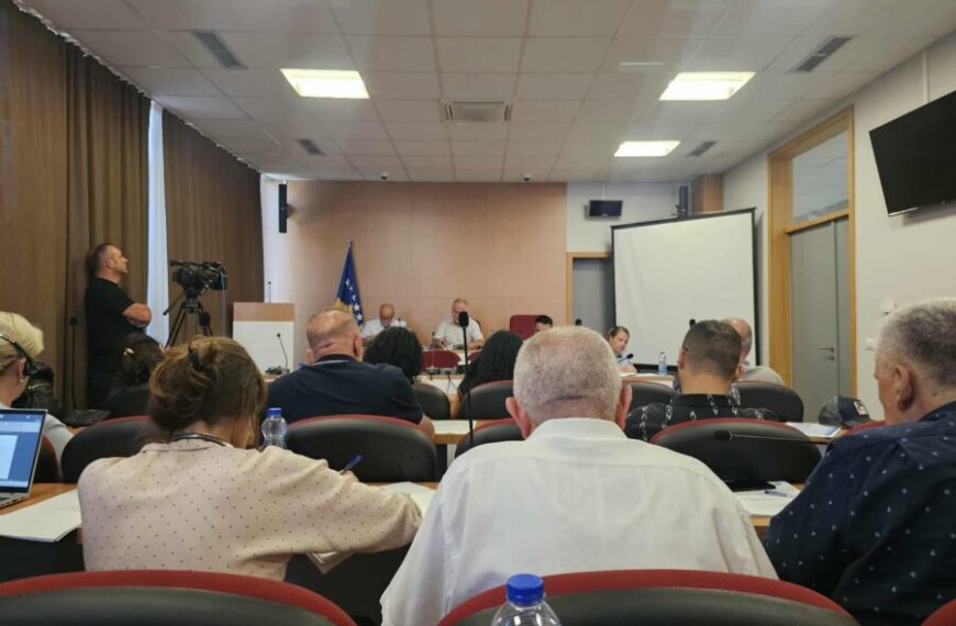 Severna Mitrovica: Promena namene zemljišta za novu školu u Mikronaselju i „zaštita opštinskih simbola“ među odlukama odbornika