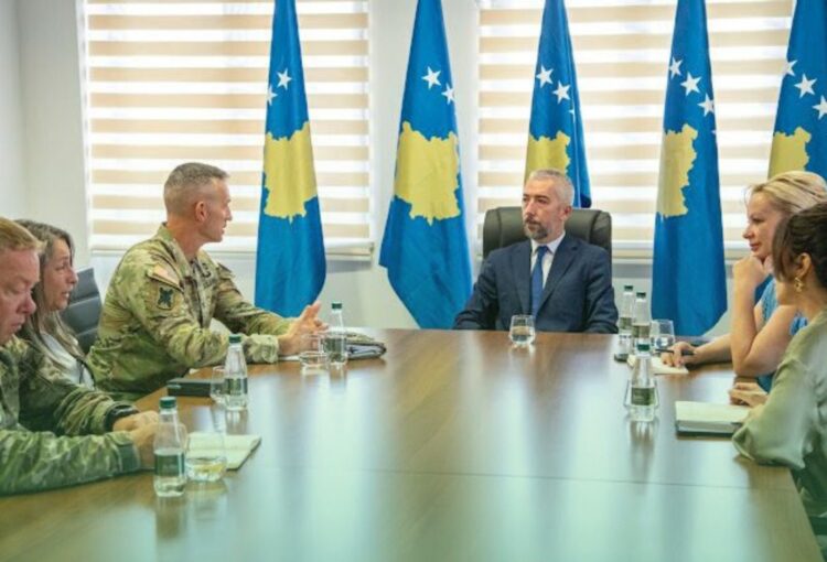 Atić sa pukovnikom američkog KFOR-a o izazovima i strateškim planovima Opštine Severna Mitrovica