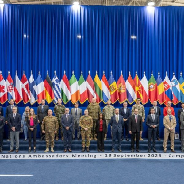 Komandant Kfora ugostio ambasadore i…