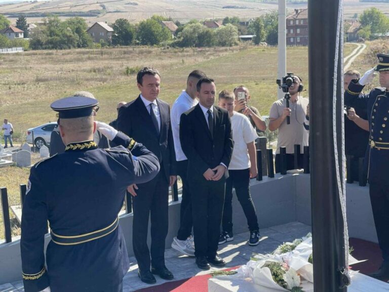 Kurti na grobu Afrima Bunjakua: Međunarodna zajednica ne treba da smatra Srbiju normalnom državom