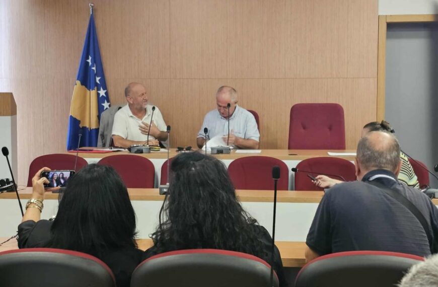 Ponovo usvojena odluka o prenameni zemljišta u Severnoj Mitrovici, Ugljanin demantovao Radojevića: Skupština neće biti „Ćacilend“
