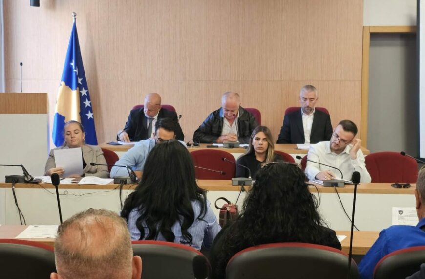 Severna Mitrovica: Usvojen budžet za 2026, poništena odluka o bašti ćevabdžinice „Sejda“ i izmenjena uredba o taksama