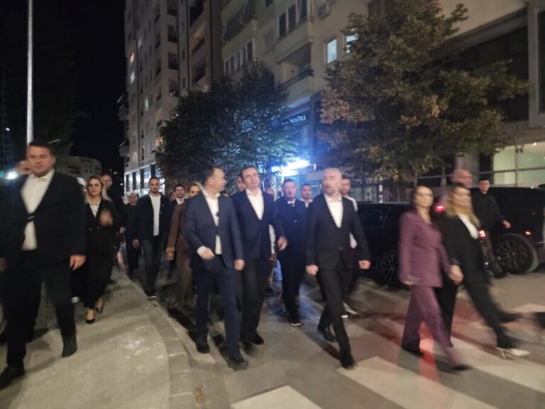 Kurti u Severnoj Mitrovici: „Očekujem pobedu našeg kandidata“