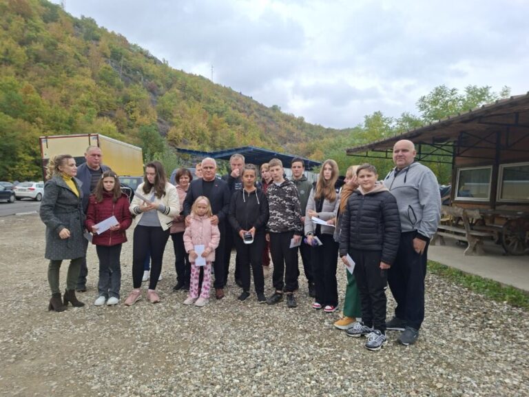 Jarinje: Arlov podelio tromesečne stipendije za desetoro dece sa Kosova i Metohije