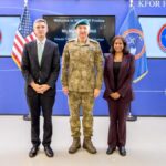 Komandant Kfora i zvaničnik Stejt…