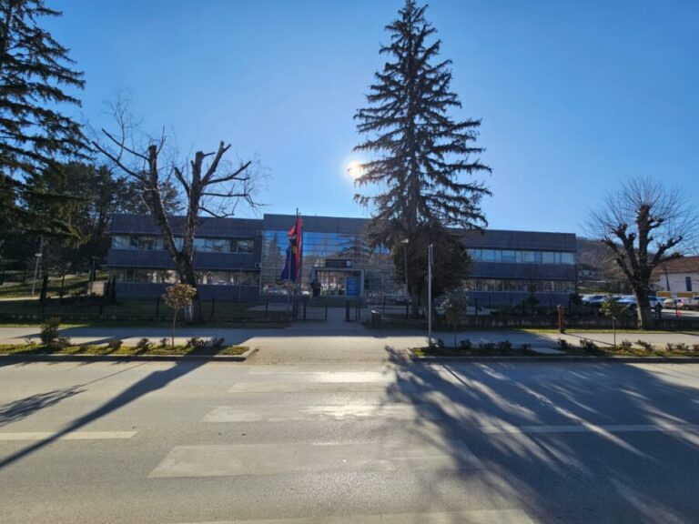Kancelarija za KiM: Hapšenje direktora škola u Kosovskoj Kamenici
