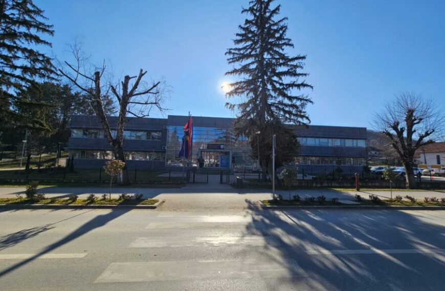 Kancelarija za KiM: Hapšenje direktora škola u Kosovskoj Kamenici
