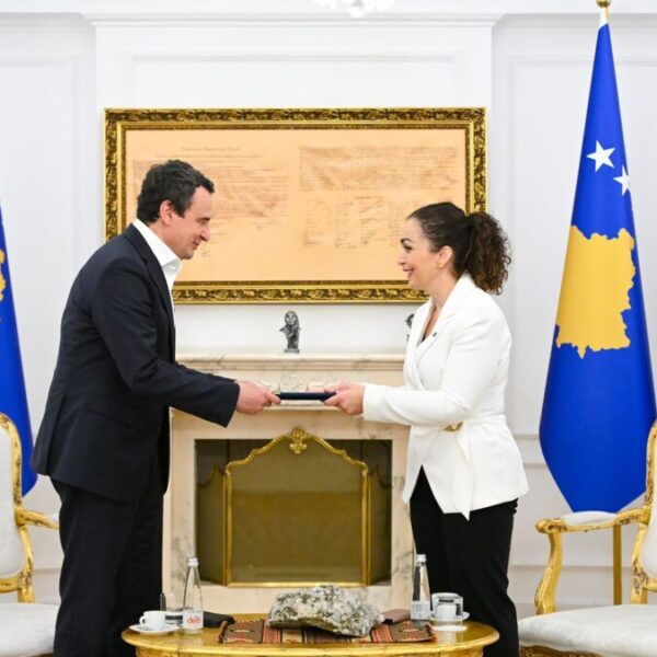 Vjosa Osmani ovlastila Kurtija da…