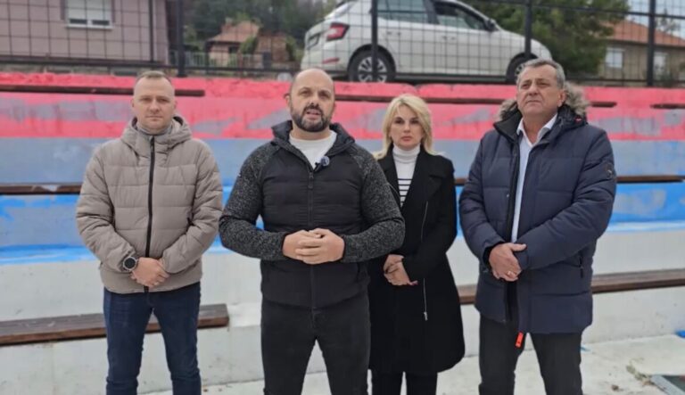 Tribine u bojama srpske zastave prefarbane; Radojević osudio “novu provokaciju Kurtijevog režima” u Brđanima