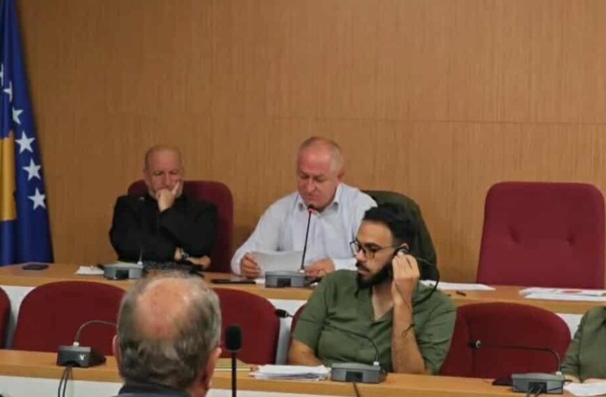 Sednica SO Severna Mitrovica: Bez izveštaja gradonačelnika, rasprava o finansijama i stare tekije kod Tri solitera