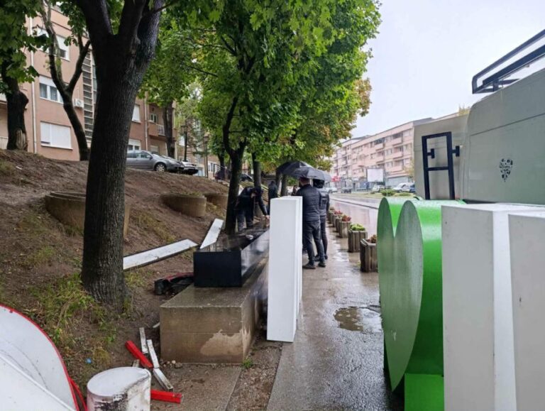 Uklonjen znak „Volim Kosovsku Mitrovicu“, postavlja se novi u bojama opštine po kosovskom sistemu