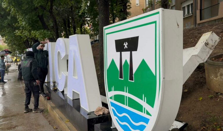 SO Severna Mitrovica usvojila predlog za uklanjanje instalacije „Ja volim Mitrovicu“