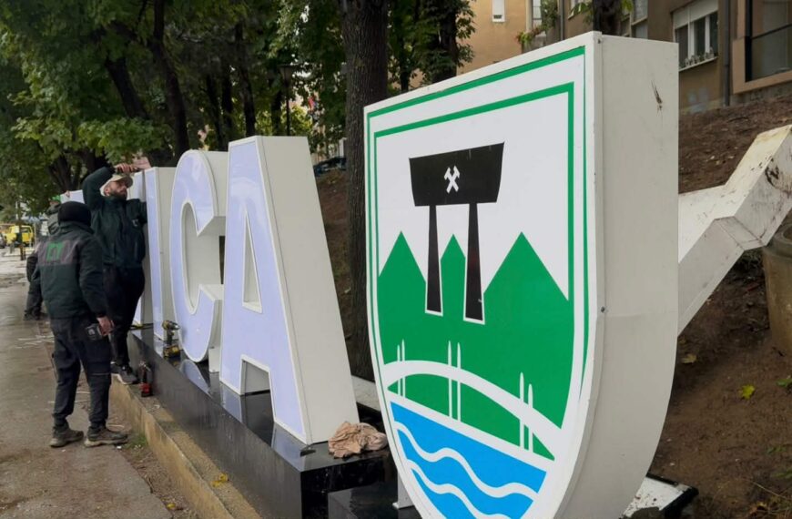 SO Severna Mitrovica usvojila predlog za uklanjanje instalacije „Ja volim Mitrovicu“